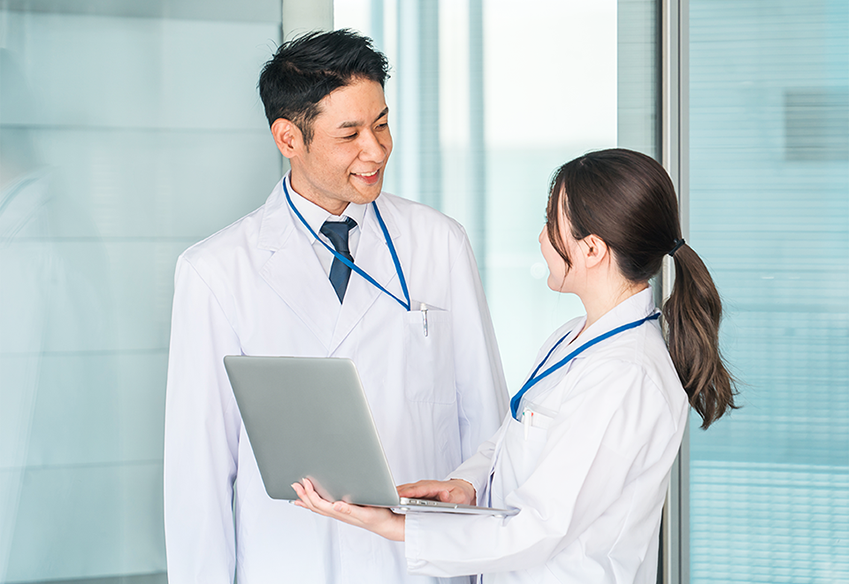 会話する医師